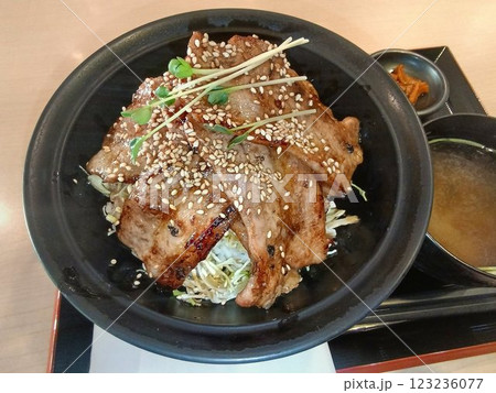 甘味の効いたタレが美味い!! 豚バラ丼 123236077