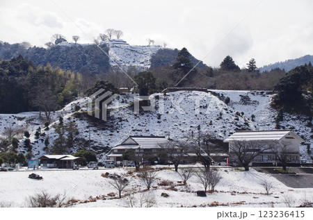 冬の晴れ間の明るい空に映える雪化粧した月山富田城跡と麓の道の駅の風景:島根県 安来市 広瀬町 冬の晴れ間の明るい空に映える雪化粧した月山富田城跡と麓の道の駅の風景:島根県 安来市 広瀬町 123236415