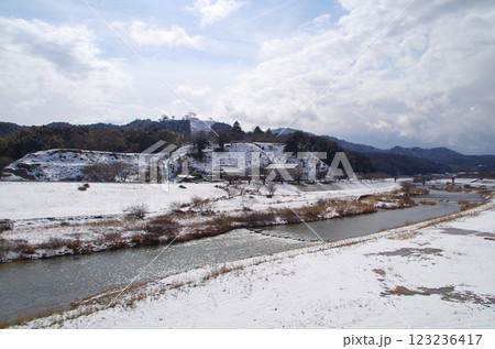 冬の晴れ間の明るい空に映える雪化粧した月山富田城跡と麓の道の駅と飯梨川の風景:島根県 安来市 広瀬町 冬の晴れ間の明るい空に映える雪化粧した月山富田城跡と麓の道の駅と飯梨川の風景:島根県 安来市 広瀬町 123236417