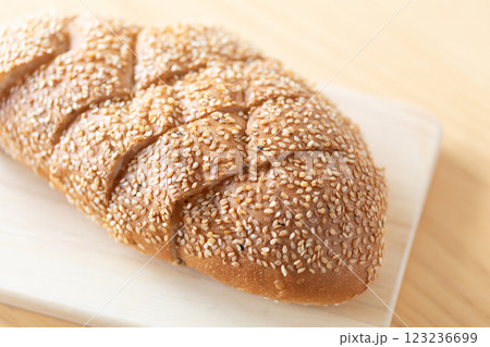 ごまフランスパンのイメージ (写真素材) ごまフランスパンのイメージ (写真素材) 123236699