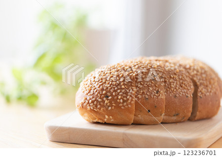ごまフランスパンのイメージ　(写真素材) 123236701