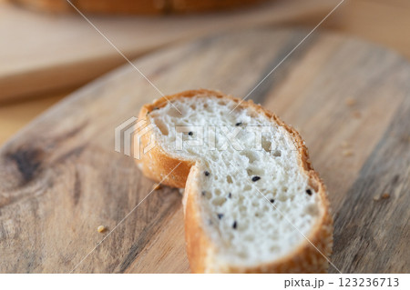 ごまフランスパンのイメージ　(写真素材) 123236713