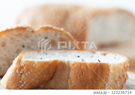 ごまフランスパンのイメージ (写真素材) ごまフランスパンのイメージ (写真素材) 123236714