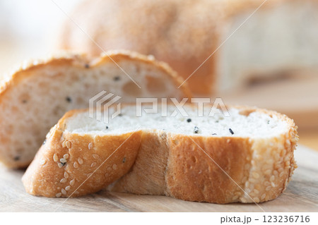 ごまフランスパンのイメージ (写真素材) ごまフランスパンのイメージ (写真素材) 123236716