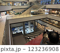 みなとみらい駅エスカレーター 123236908