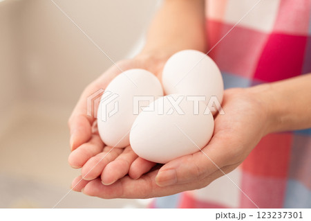 生卵を抱える女性のイメージ　(写真素材) 123237301