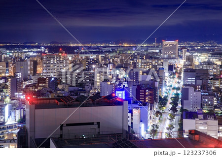 堺市、堺市役所展望ロビーからの夜景(堺港方面) 堺市、堺市役所展望ロビーからの夜景(堺港方面) 123237306