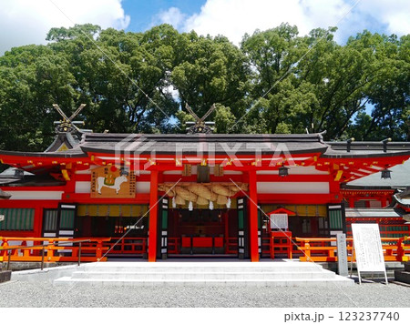 和歌山の新宮にある熊野三山の一社である熊野速玉大社の朱塗の社殿 和歌山の新宮にある熊野三山の一社である熊野速玉大社の朱塗の社殿 123237740