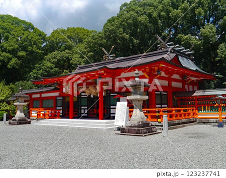 和歌山の新宮にある熊野三山の一社である熊野速玉大社の朱塗の社殿 和歌山の新宮にある熊野三山の一社である熊野速玉大社の朱塗の社殿 123237741