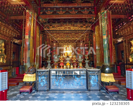 台湾台北で歴史と由緒がある龍山寺の本堂 台湾台北で歴史と由緒がある龍山寺の本堂 123238305