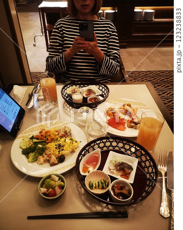 老舗ホテルの元祖バイキング 老舗ホテルの元祖バイキング 123238833