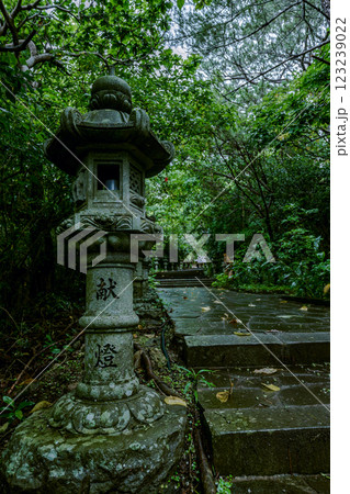 石垣島・冨崎観音堂の石灯籠と参道|静寂に包まれた神秘的な風景 石垣島・冨崎観音堂の石灯籠と参道|静寂に包まれた神秘的な風景 123239022