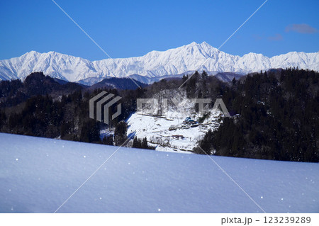 冬の小川村から眺めた北アルプス 123239289
