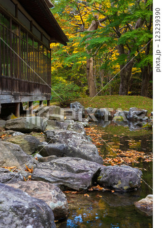 秋の北海道　函館市　旧岩船氏庭園（香雪園）　園亭 123239390