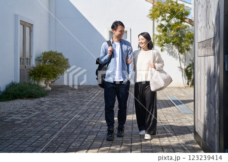 お出かけする夫婦 123239414