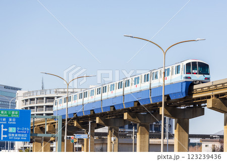 羽田空港第3ターミナル付近を走る東京モノレール 123239436