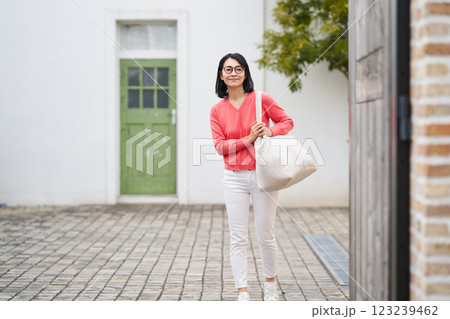 お出かけする女性 お出かけする女性 123239462
