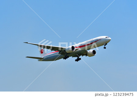 青空を飛ぶ政府専用機 123239475