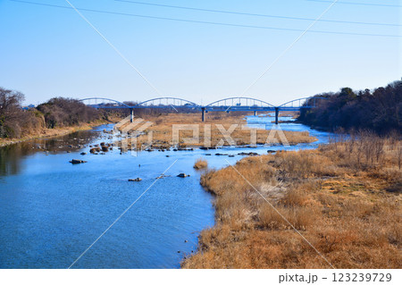 風光明媚 荒川本流 重忠橋から下流の景色 深谷市 風光明媚 荒川本流 重忠橋から下流の景色 深谷市 123239729