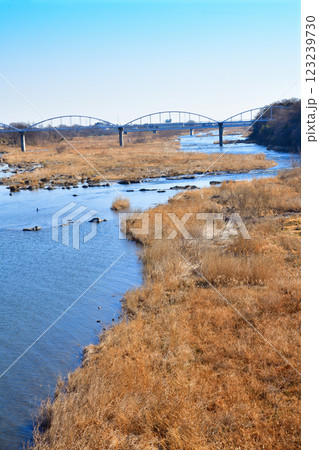 風光明媚 荒川本流 重忠橋から下流の景色 深谷市 風光明媚 荒川本流 重忠橋から下流の景色 深谷市 123239730