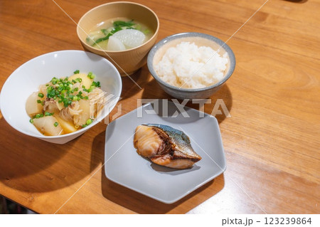 肉じゃがと鰤の照り焼きが並ぶ夕食の食卓 123239864