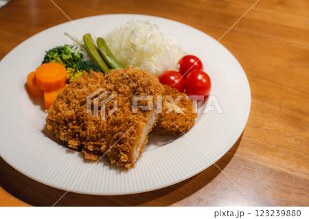 サクサクのとんかつと彩り豊かな野菜の盛り合わせ サクサクのとんかつと彩り豊かな野菜の盛り合わせ 123239880