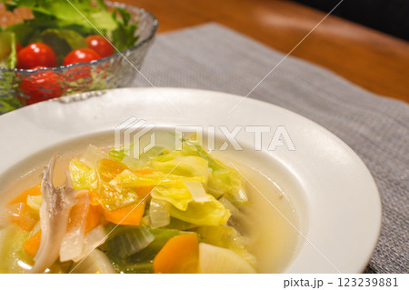 野菜たっぷりのスープとサラダが並ぶ食卓 野菜たっぷりのスープとサラダが並ぶ食卓 123239881