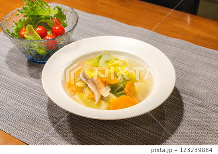 野菜たっぷりのスープとサラダが並ぶ食卓 野菜たっぷりのスープとサラダが並ぶ食卓 123239884