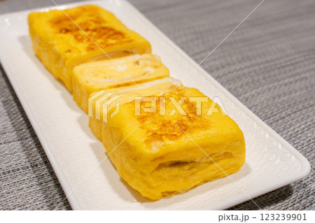 ふんわり卵焼きのカット断面が美しい一品料理 123239901