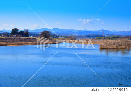 風光明媚　荒川本流の風景 　秩父方面山並　深谷市　六堰頭首工付近　 123239913