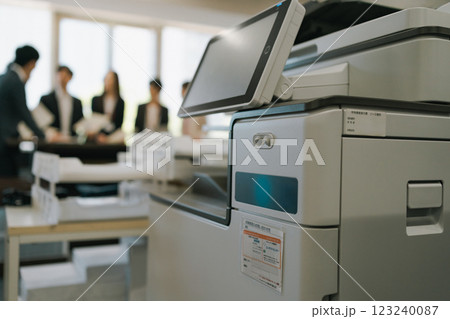 オフィスのコピー機 123240087