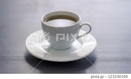 白いカップに入ったコーヒー 123240100