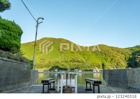 熊本県天草市 世界文化遺産に登録された天草の崎津集落から見る羊角湾 熊本県天草市 世界文化遺産に登録された天草の崎津集落から見る羊角湾 123240318