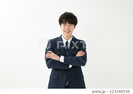 腕組みするビジネスマン 腕組みするビジネスマン 123240530
