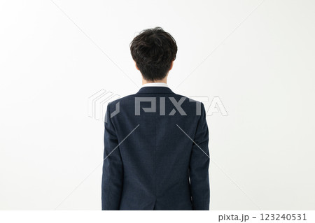 スーツを着た男性の後ろ姿 スーツを着た男性の後ろ姿 123240531