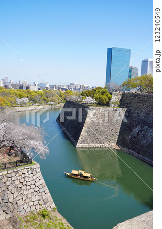 桜咲く大阪城堀から見たビル群 123240549