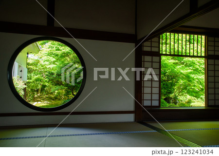 京都　源光庵の春　悟りの窓と迷いの窓 123241034