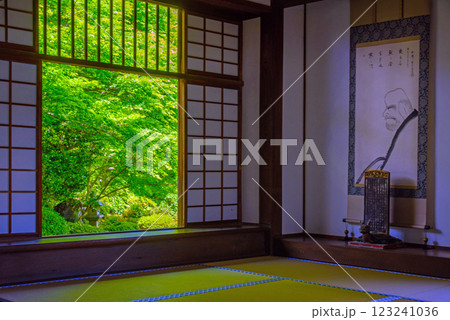 京都　源光庵の春　迷いの窓 123241036