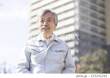 マンションと作業服の男性 マンションと作業服の男性 123241291