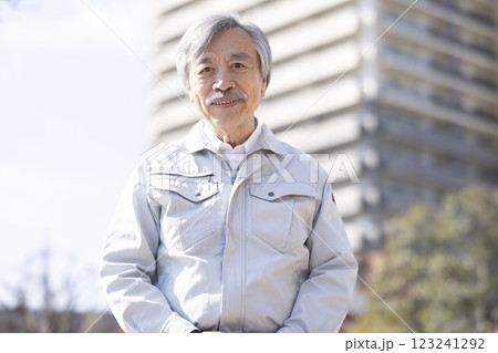 マンションと作業服の男性 マンションと作業服の男性 123241292
