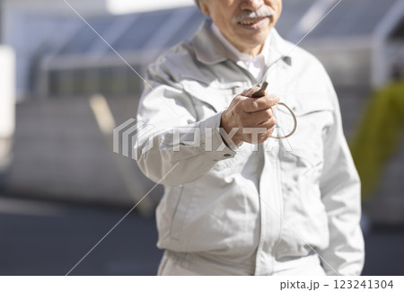 マンションと作業服の男性 マンションと作業服の男性 123241304