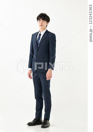 ビジネスマン　スーツ　全身撮影 123241363