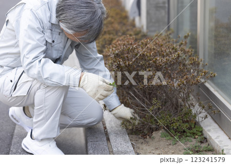 マンションと作業服の男性 マンションと作業服の男性 123241579