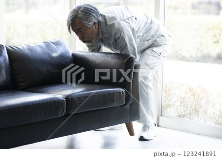 家具を運ぶ作業服のシニア男性 123241891