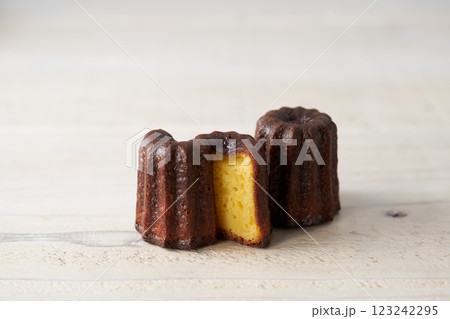 カヌレ・ド・ボルドー 洋菓子イメージ カヌレ・ド・ボルドー 洋菓子イメージ 123242295