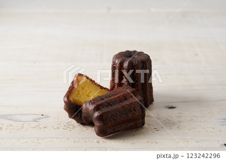カヌレ・ド・ボルドー 洋菓子イメージ カヌレ・ド・ボルドー 洋菓子イメージ 123242296