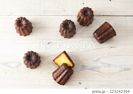 カヌレ・ド・ボルドー 洋菓子イメージ カヌレ・ド・ボルドー 洋菓子イメージ 123242304