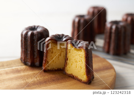 カヌレ・ド・ボルドー 洋菓子イメージ カヌレ・ド・ボルドー 洋菓子イメージ 123242318