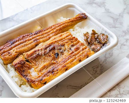 おいしそうなうな重弁当 123242469