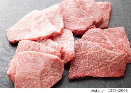 国産5等級の黒毛和牛の生肉、ミスジとクリ 国産5等級の黒毛和牛の生肉、ミスジとクリ 123242608